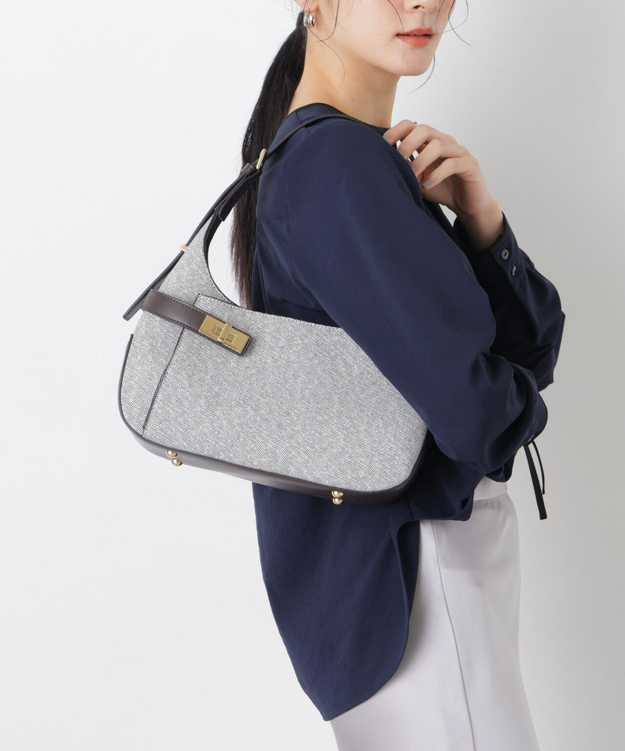 ターンロックベルトキャンバスワンハンドルバッグ