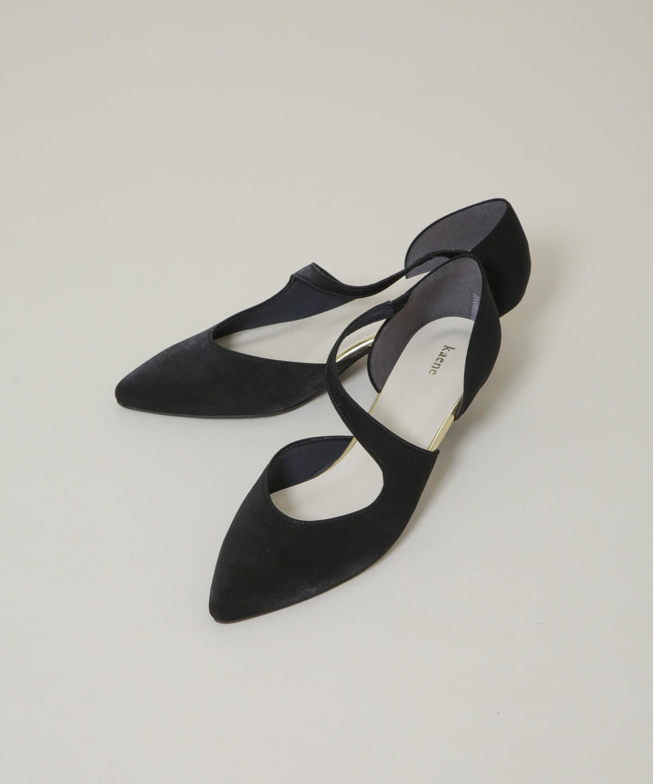kaene/アシメストラップパンプス