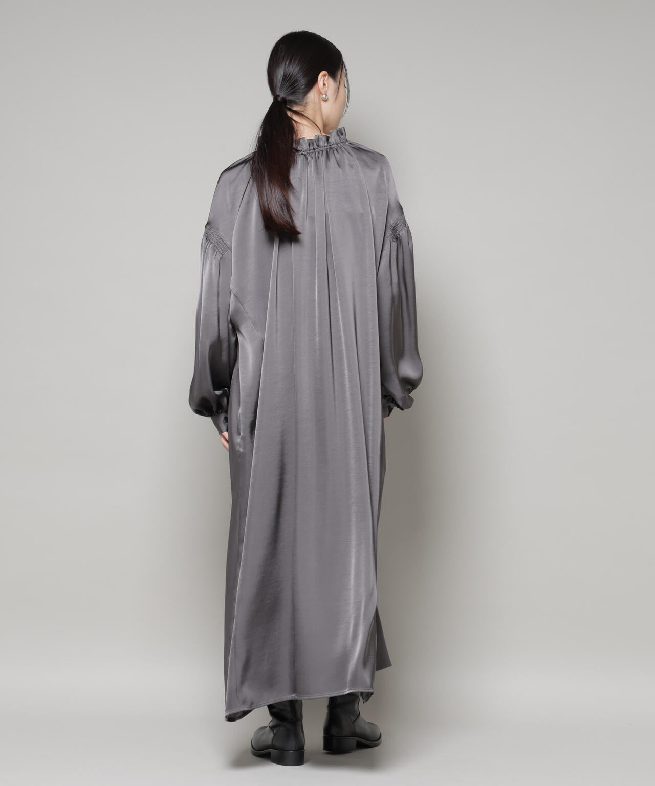 シャーリングギャザースリーブサテンマキシワンピース 6735219322