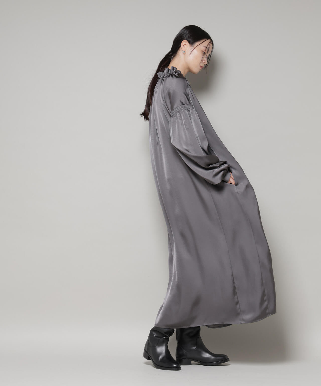 シャーリングギャザースリーブサテンマキシワンピース 6735219322