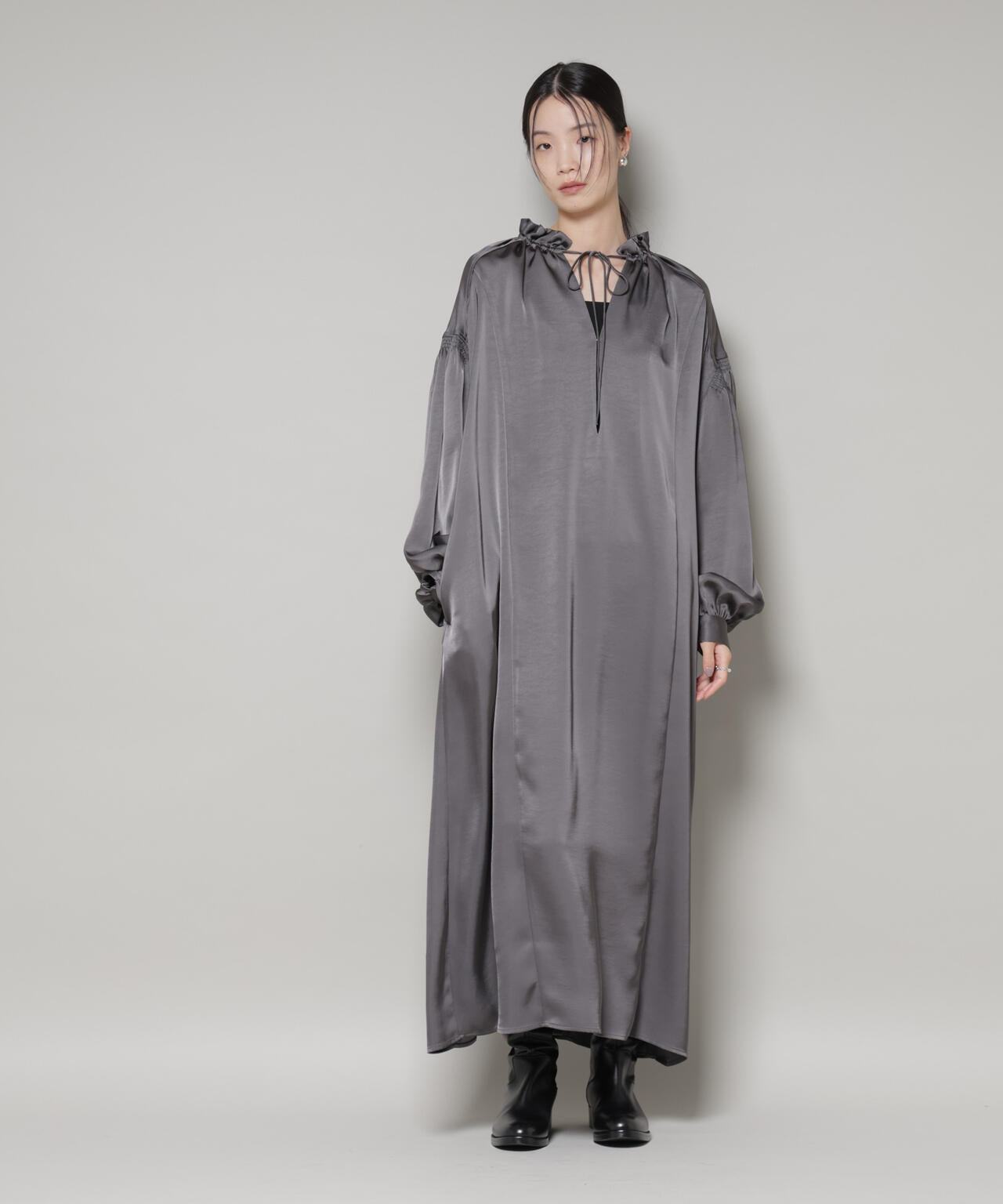 シャーリングギャザースリーブサテンマキシワンピース 6735219322