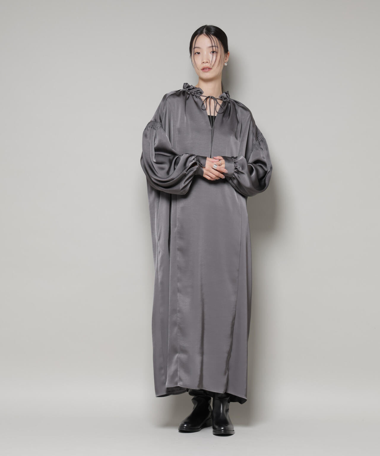 シャーリングギャザースリーブサテンマキシワンピース 6735219322