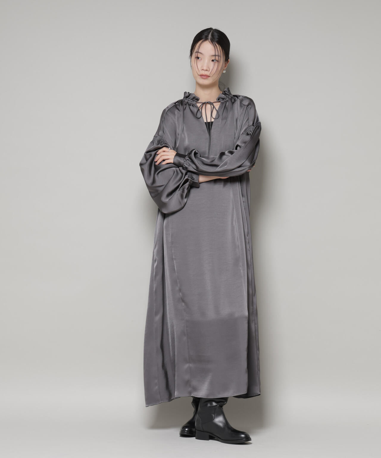 シャーリングギャザースリーブサテンマキシワンピース 6735219322