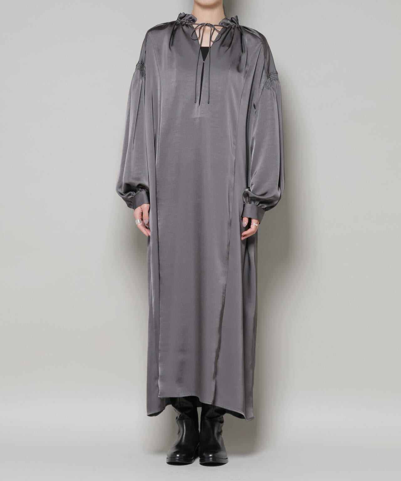 シャーリングギャザースリーブサテンマキシワンピース 6735219322