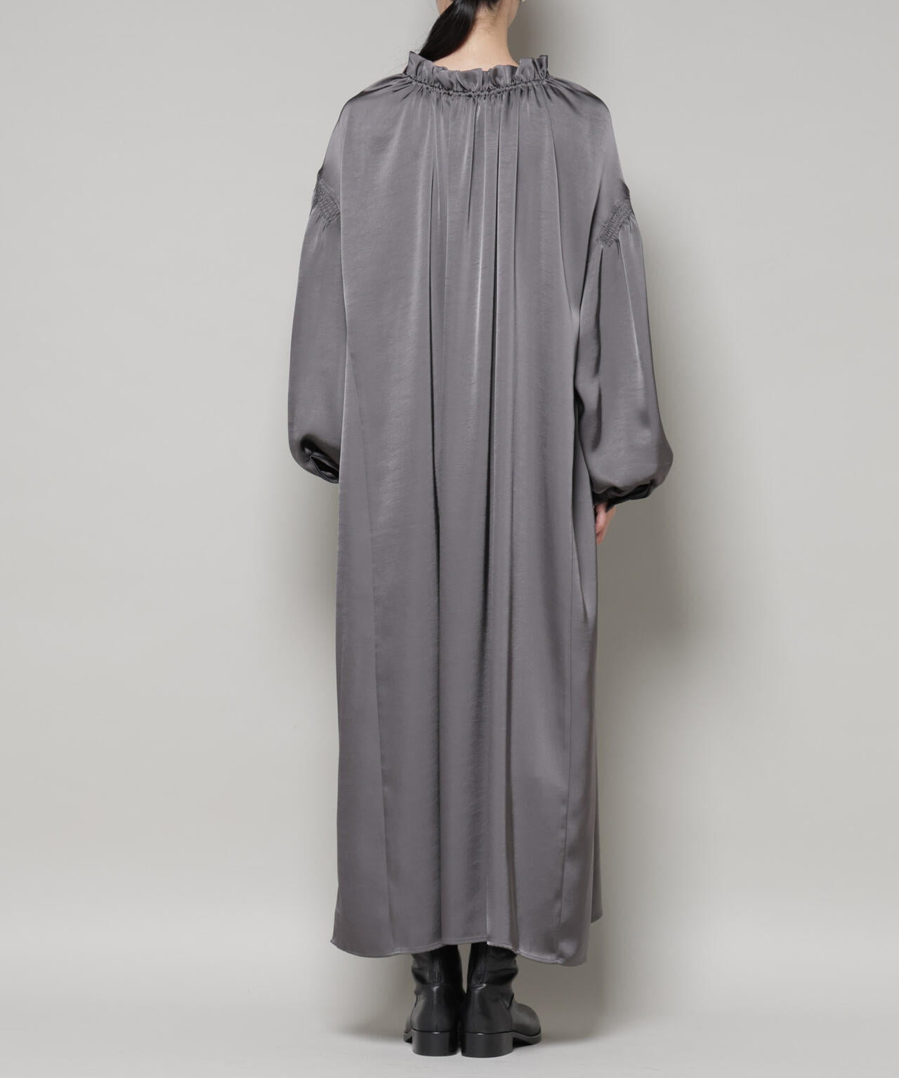 シャーリングギャザースリーブサテンマキシワンピース 6735219322