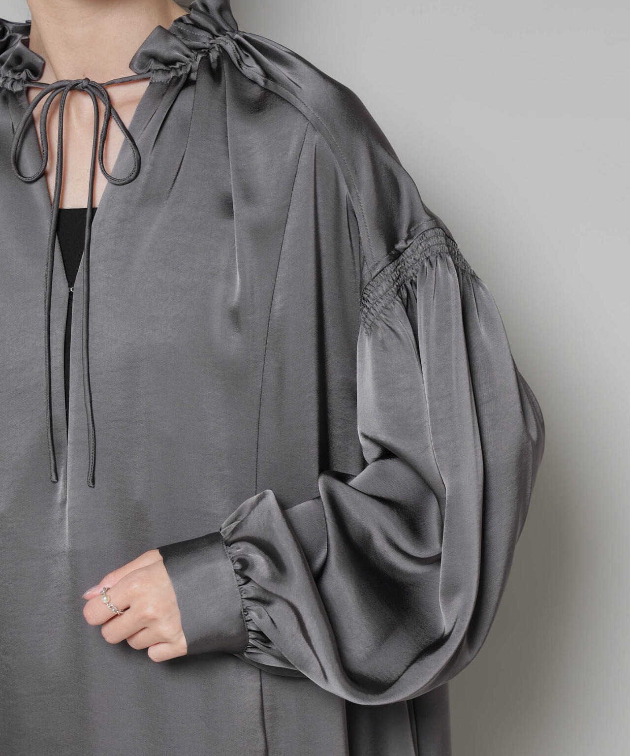 シャーリングギャザースリーブサテンマキシワンピース 6735219322