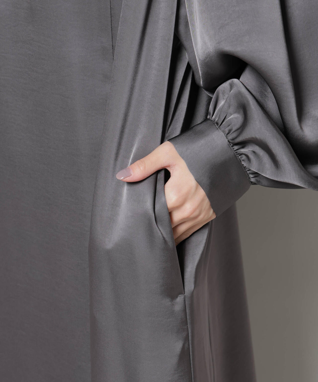 シャーリングギャザースリーブサテンマキシワンピース 6735219322