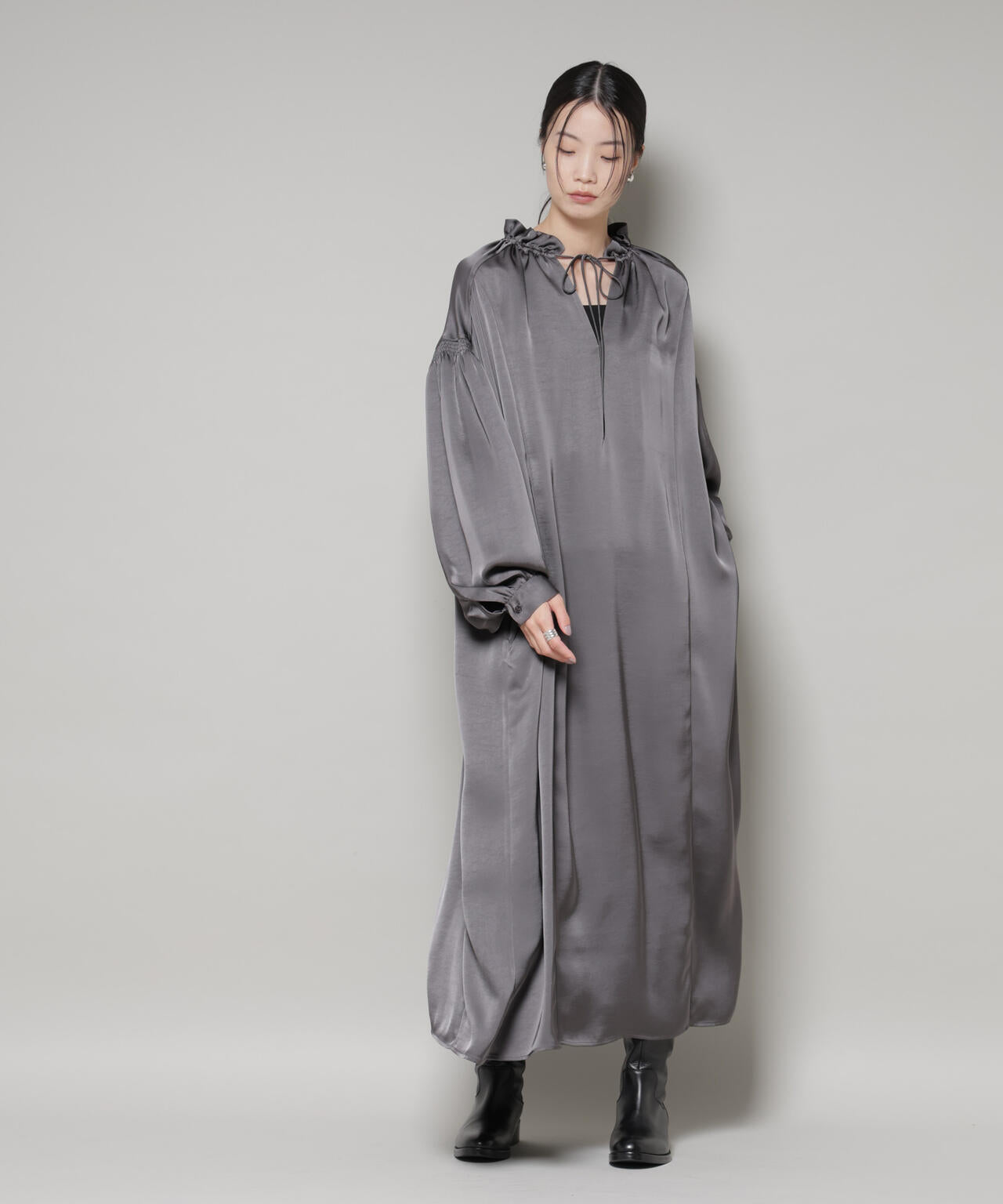 シャーリングギャザースリーブサテンマキシワンピース 6735219322