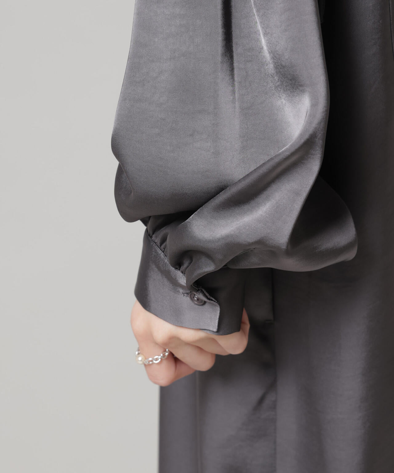 シャーリングギャザースリーブサテンマキシワンピース 6735219322