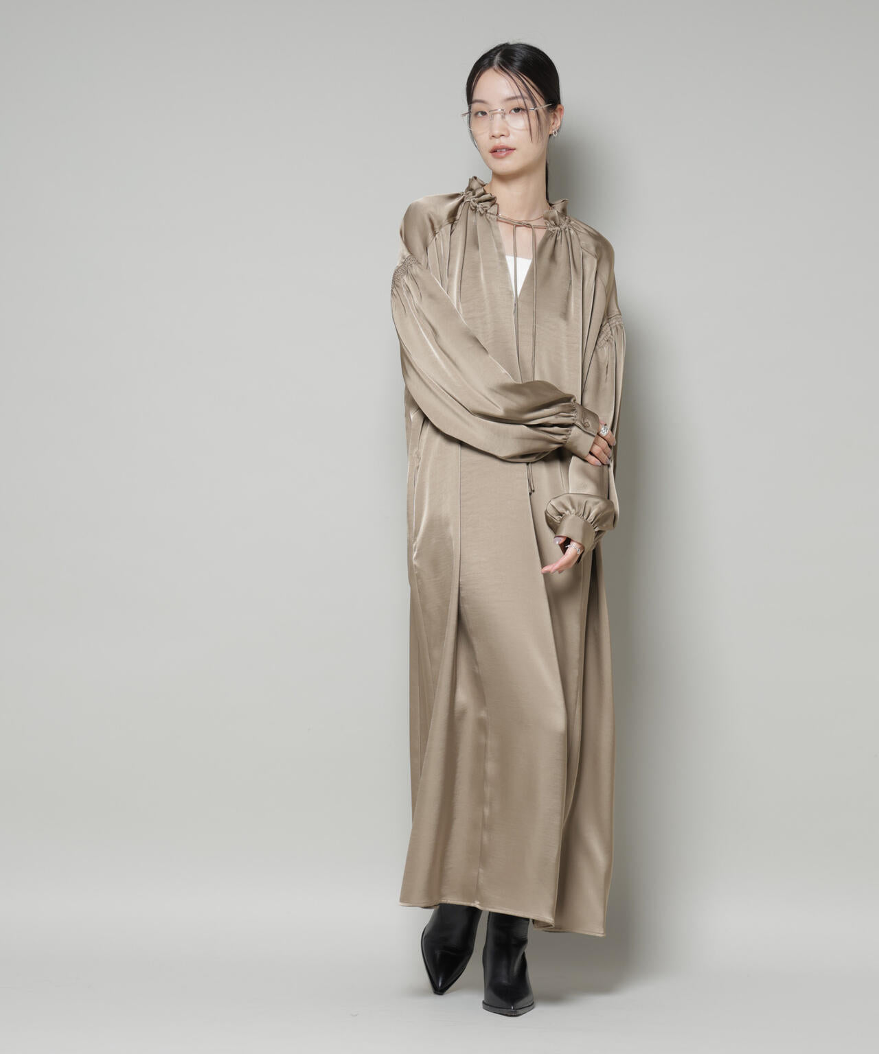 シャーリングギャザースリーブサテンマキシワンピース 6735219322