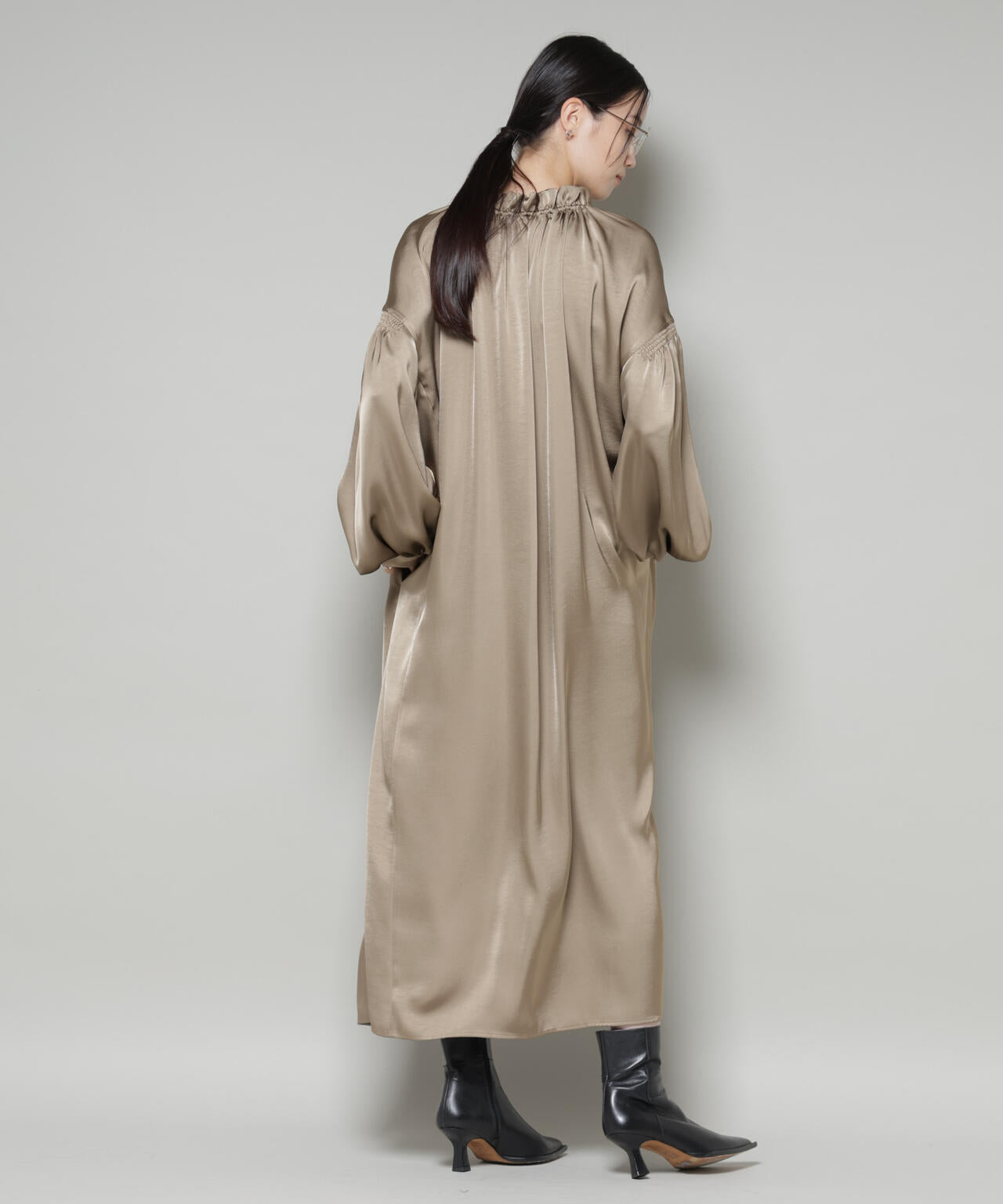 シャーリングギャザースリーブサテンマキシワンピース 6735219322