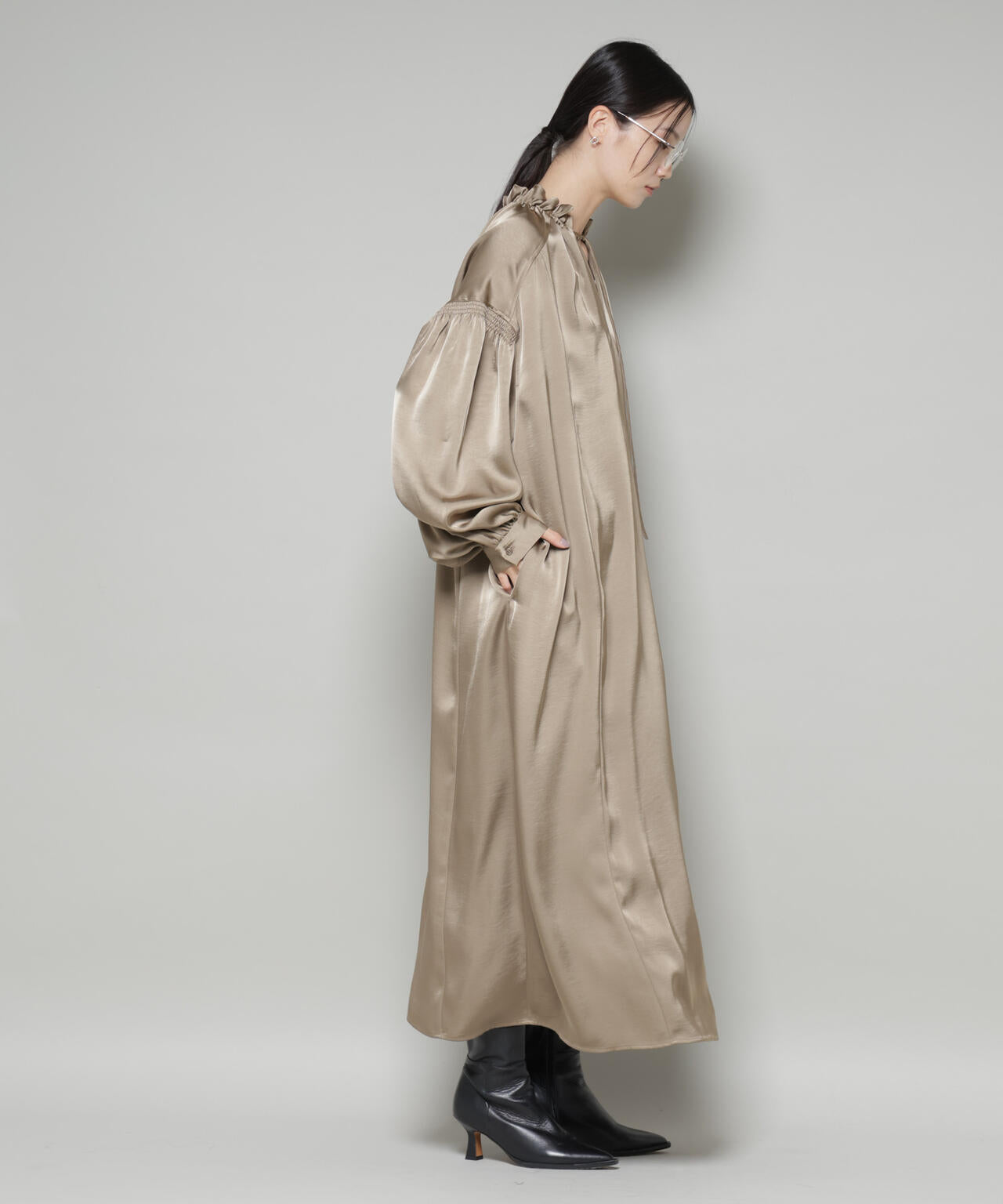 シャーリングギャザースリーブサテンマキシワンピース 6735219322