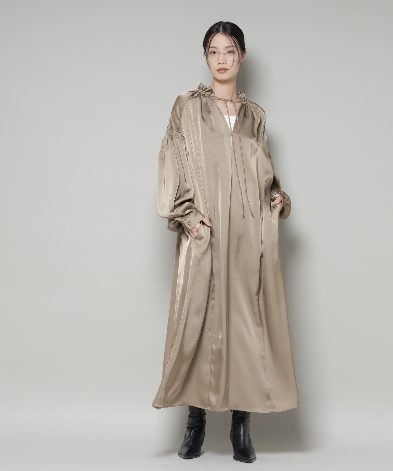 シャーリングギャザースリーブサテンマキシワンピース 6735219322