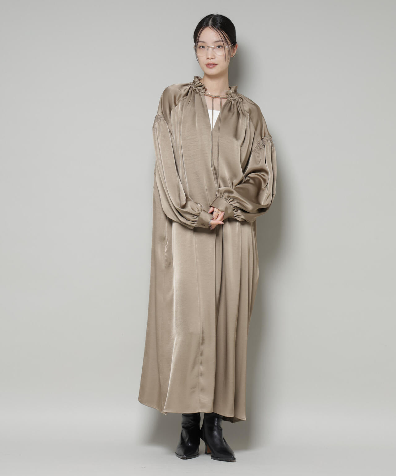 シャーリングギャザースリーブサテンマキシワンピース 6735219322