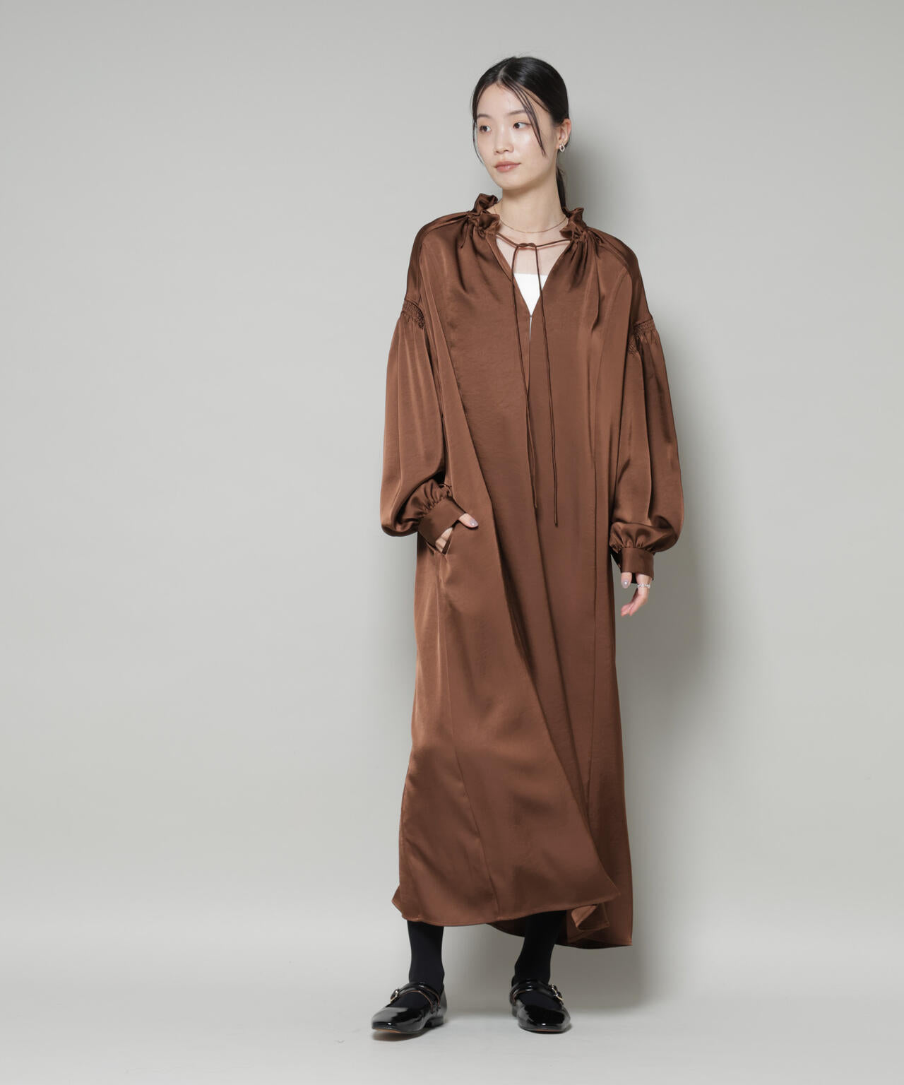 シャーリングギャザースリーブサテンマキシワンピース 6735219322