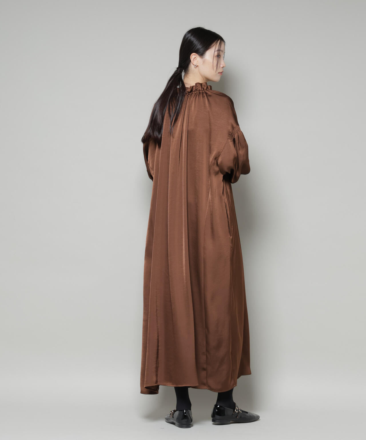 シャーリングギャザースリーブサテンマキシワンピース 6735219322