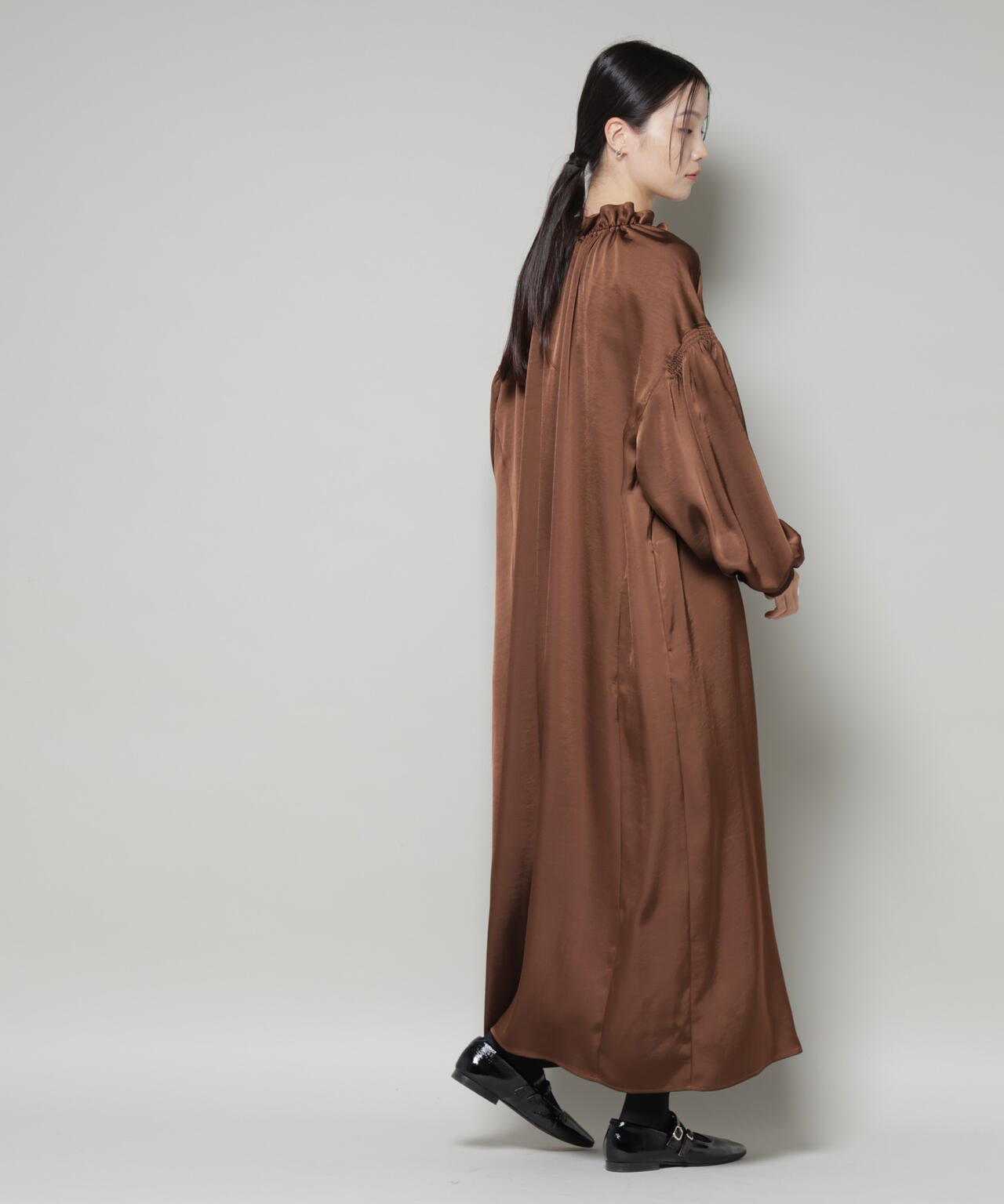 シャーリングギャザースリーブサテンマキシワンピース 6735219322