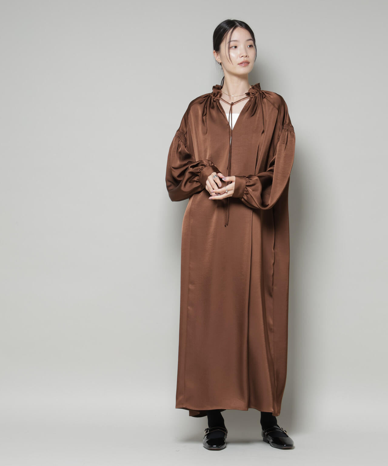 シャーリングギャザースリーブサテンマキシワンピース 6735219322