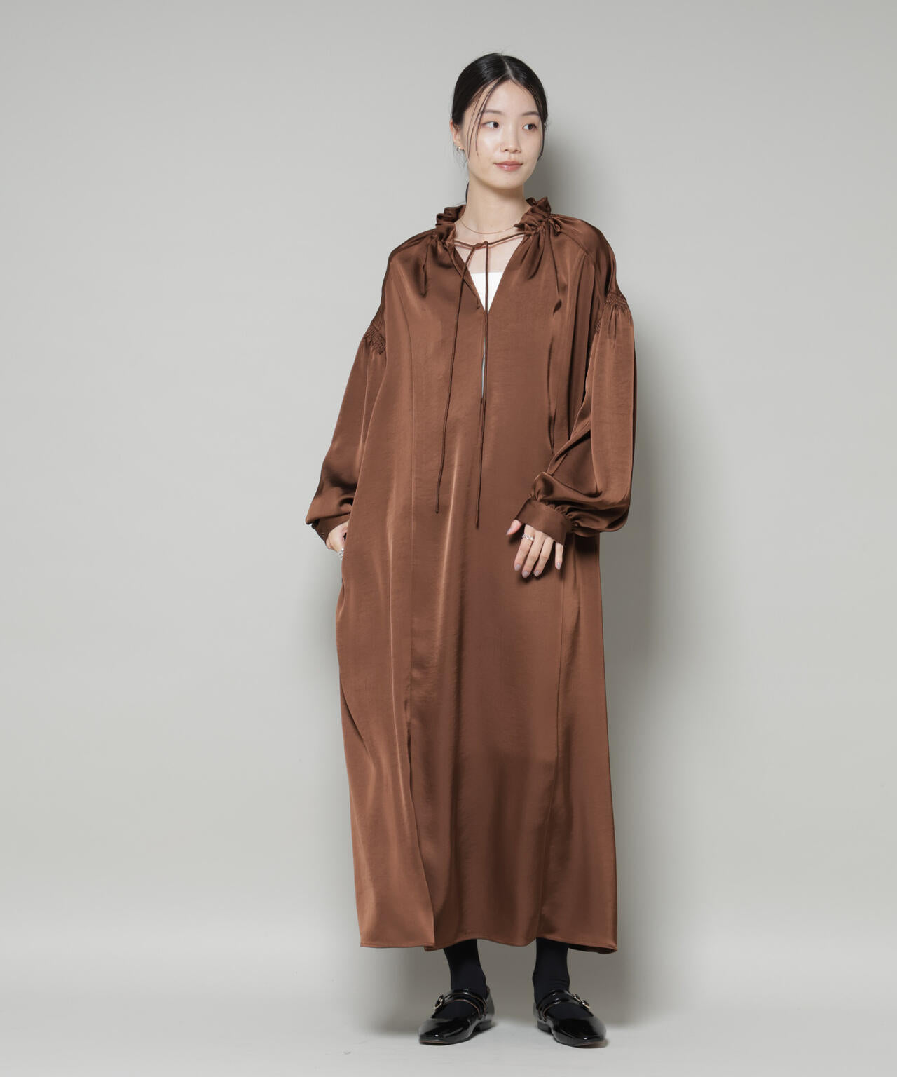 シャーリングギャザースリーブサテンマキシワンピース 6735219322