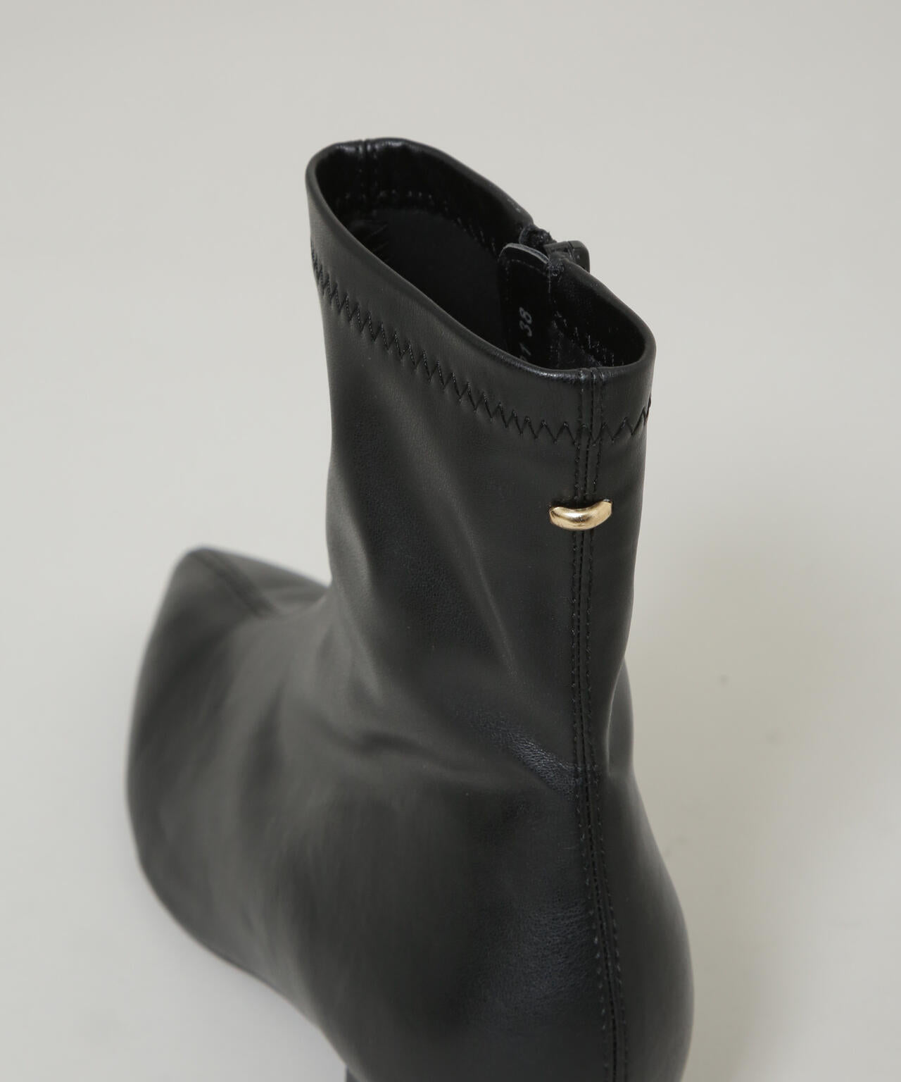 メタルモチーフ付きポインテッドトゥストレッチブーツ 6735236301