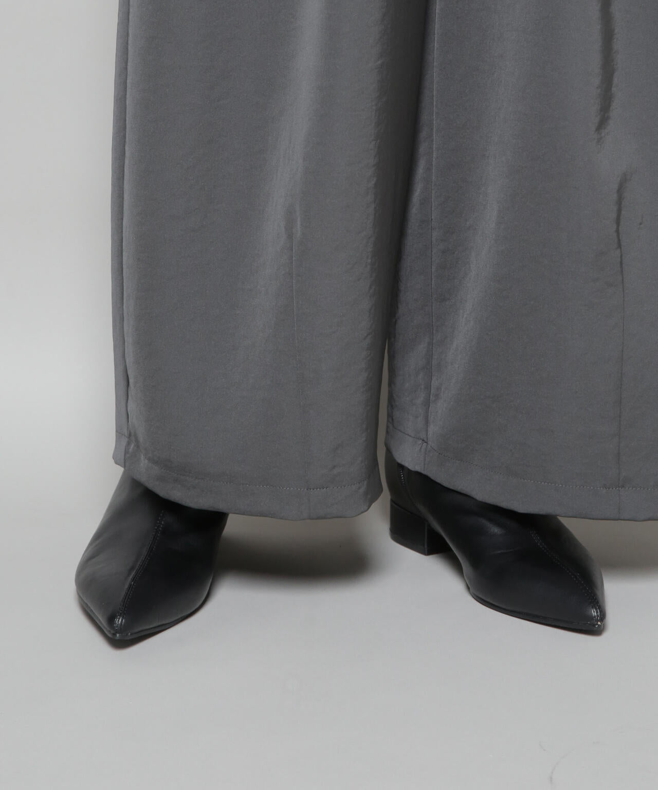 メタルモチーフ付きポインテッドトゥストレッチブーツ