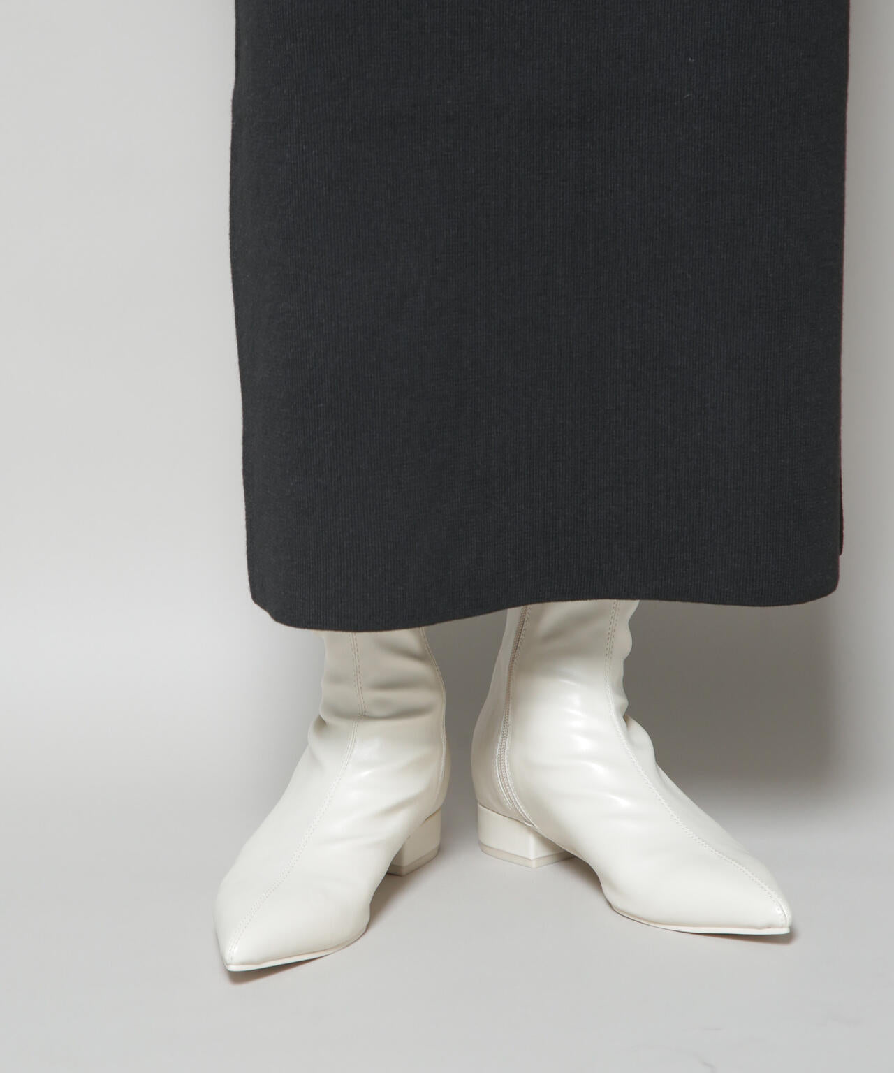 メタルモチーフ付きポインテッドトゥストレッチブーツ