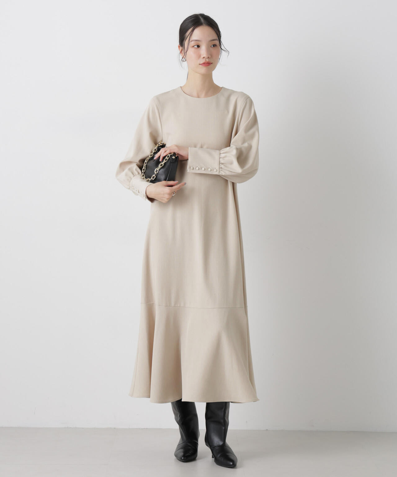 ヘムフレアクルミボタンスリーブワンピース