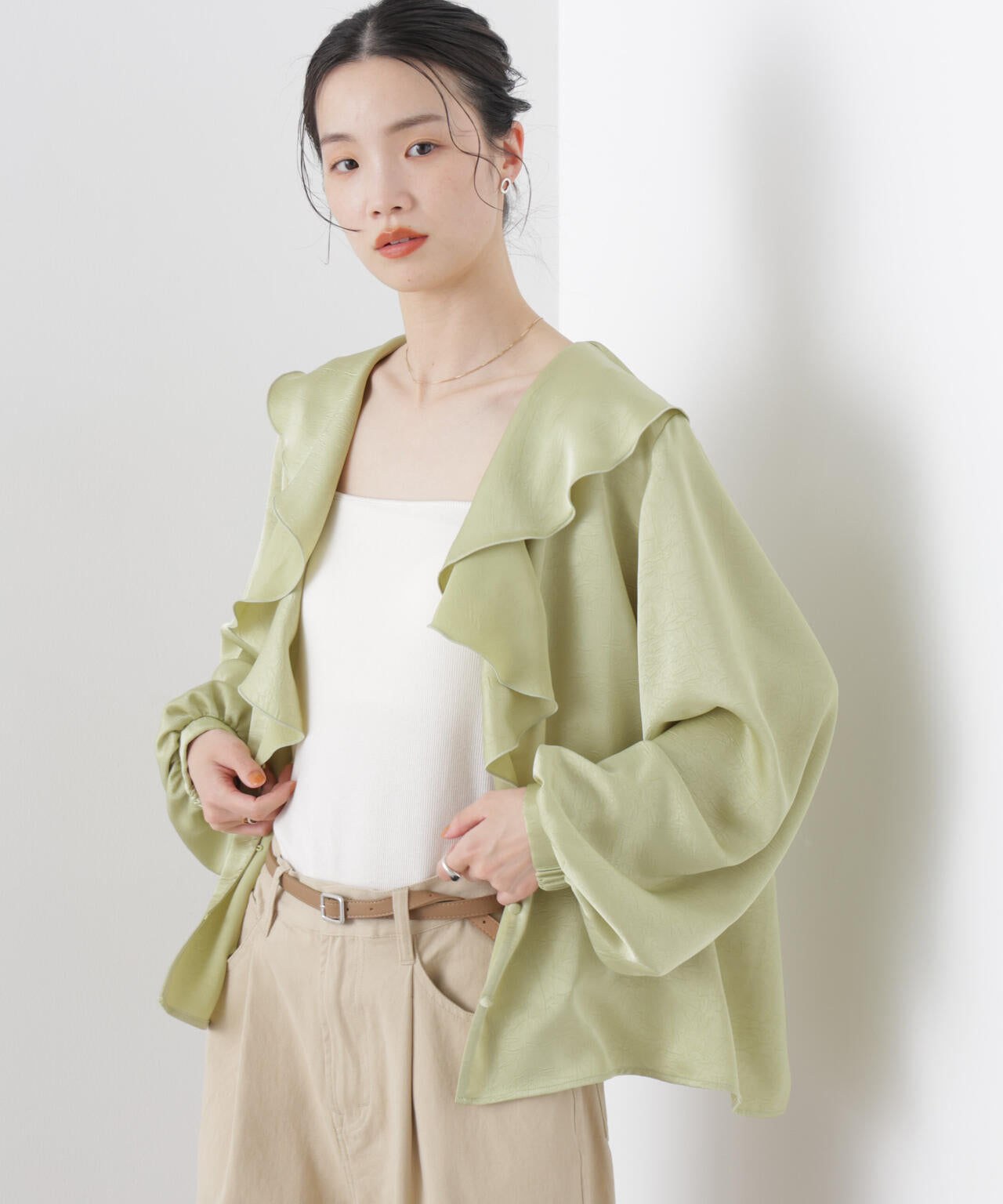 エンボスサテンフリルカラーブラウス