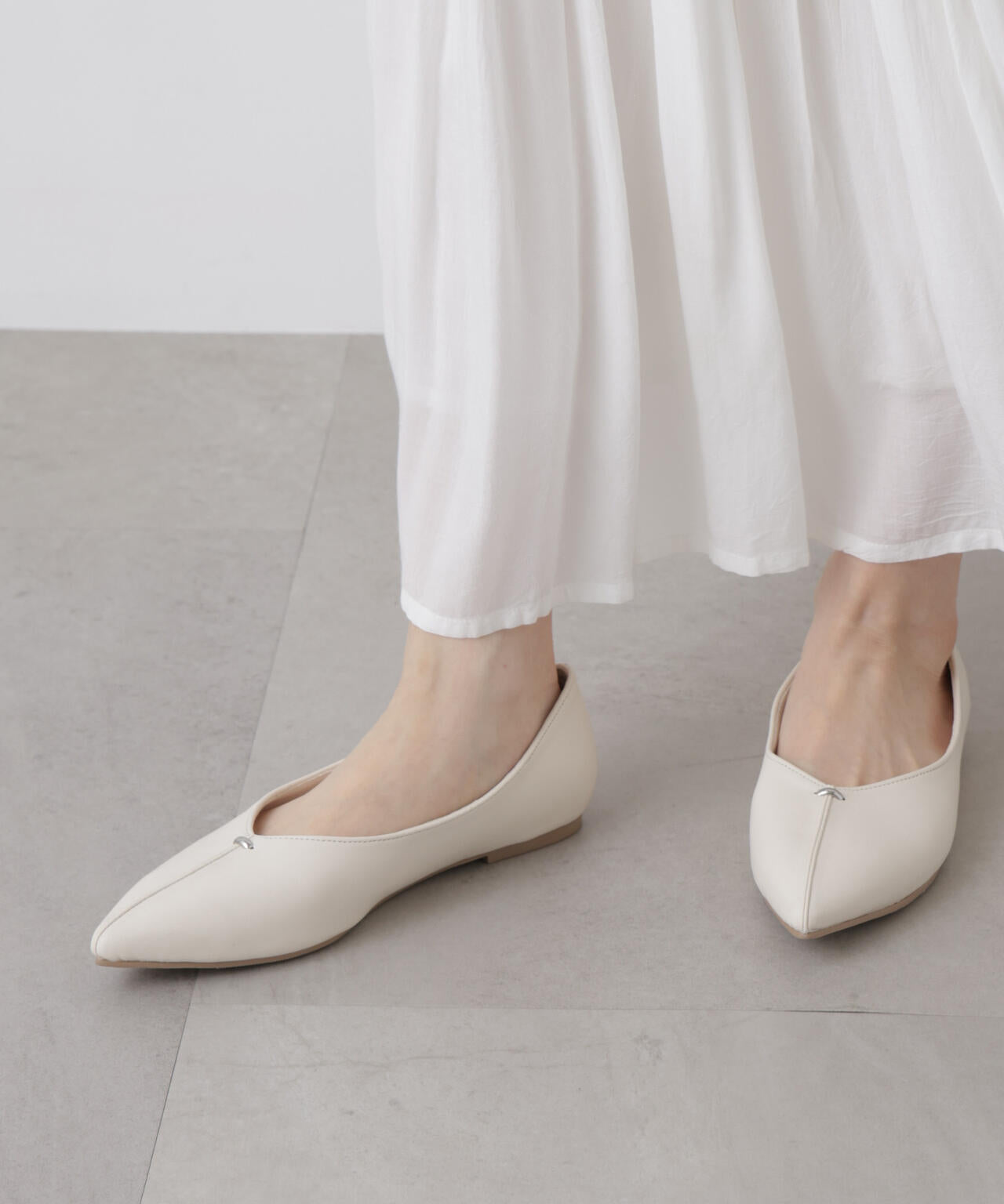 ポインテッドトゥフラットモチーフパンプス