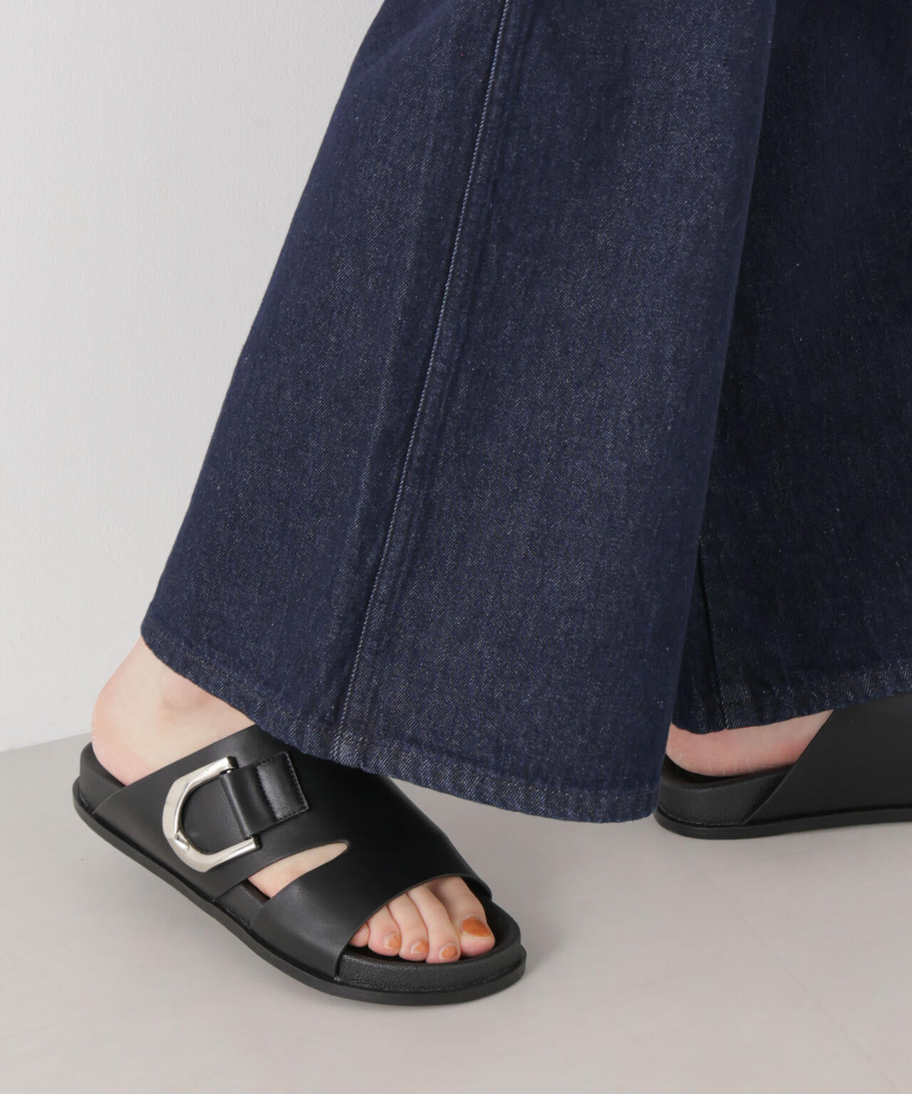 バックルモチーフカバーサンダル