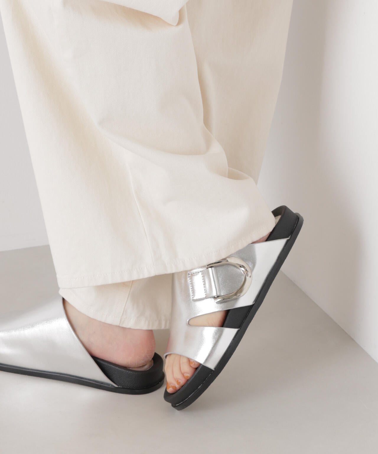 バックルモチーフカバーサンダル